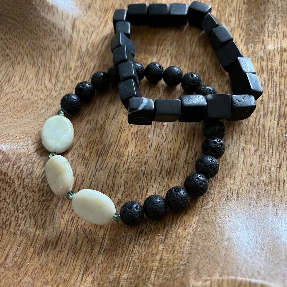 Black and white beaded bracelets-set
